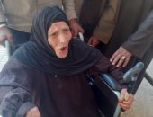 مسنة على كرسى متحرك تدلى بصوتها داخل لجنة انتخابية ببنى سويف