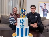 ياسين بونو يحتفل مع والدته بجائزة أفضل حارس بعد حفل جوائز الكاف.. صور