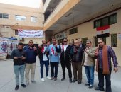 مواطنون يلتقطون صورا تذكارية بعد التصويت فى الانتخابات بلجنة المعهد الفنى الصناعى