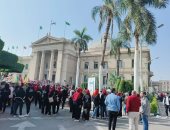 احتشاد طلاب جامعة القاهرة أمام القبة بثانى أيام الانتخابات الرئاسية.. صور