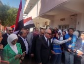 صحة قنا تنظم مسيرة بالأعلام للجان الانتخابات يتوسطها المحافظ