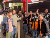 بعلامة النصر.. اصطفاف الشباب أمام لجان منشأة القناطر بالجيزة "صور"