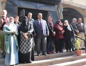 العاملون بمديرية تعليم القاهرة ينظمون مسيرة بمحيط اللجان الانتخابية.. صور