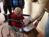 سيدة 79 سنة تدلى بصوتها فى الإسكندرية: "جيت أنتخب عشان بحب السيسى"