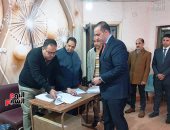 رئيس حملة المرشح عبد الفتاح السيسي يدلي بصوته فى منشأة البكارى.. محمود فوزى لليوم السابع: المصريون أعادوا روح 30 يونيو.. الأحداث على حدودنا استنفرت الشعب.. ونأمل حسم الانتخابات لصالحنا من الجولة الأولى (فيديو)