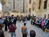 تزايد أعداد الناخبين فى انتخابات الرئاسة بالعباسية.. وأفراد الشرطة تساعد كبار السن