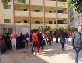 إقبال كبير لأهالى فيصل على اللجان بصحبة أبنائهم للتصويت بانتخابات الرئاسة