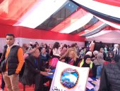 سيدات حدائق أكتوبر يصطحبن أطفالهن أمام اللجان الانتخابية.. صور