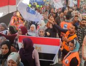 حشود أمام لجان انتخابات الرئاسة فى الشرقية بالأعلام المصرية.. صور