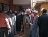 حشود من مشايخ وموظفى الأزهر الشريف يدلون بأصواتهم فى لجنة المغتربين بالجمالية