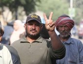 ناخبو المعادى يرفعون علامة النصر أمام لجان انتخابات الرئاسة