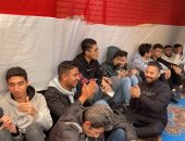 الشباب يفترشون الطريق فى الدقى بانتظار دورهم للتصويت بالانتخابات الرئاسية