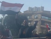 حسن شاكوش يجوب شوارع العجوزة للاحتفال بالمشاركة فى انتخابات الرئاسة