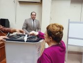 الدكتورة نوال الدجوى تدلى بصوتها فى الانتخابات الرئاسيه بالزمالك.. صور