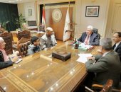 وزير التعليم العالي يلتقي بأسرة الطفل يحيى عبدالناصر "العبقري"