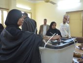 سيدات الأقصر يتوافدون على لجان الانتخابات الرئاسية بعلم مصر.. فيديو وصور