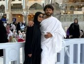 حسام غالي وزوجته يؤديان مناسك العمرة