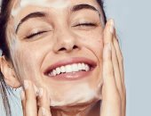 وصفات طبيعية لتنظيف الوجه من آثار المكياج.. للتخلص من البقع العنيدة