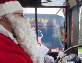 استغنى عن العربية والغزلان.. سانتا يقود حافلة فى فلوريدا لنشر بهجة الكريسماس