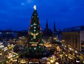 أطول أشجار عيد الميلاد تجذب الألمان.. وإقبال كثيف من المواطنين على شراء الهدايا