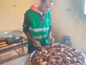 متطوعون بشمال سيناء يجهزون وجبات على الطريقة السيناوية لمصابى غزة.. صور