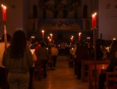 الكنيسة الأسقفية تحتفل بترانيم الميلاد على أضواء الشموع