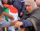 والدة شهيد فلسطيني تودعه بتلميع حذائه بعد القصف الإسرائيلي.. فيديو وصور