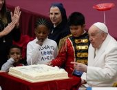 بابا الفاتيكان يحتفل بعيد ميلاده الـ87 وسط مجموعة من الأطفال.. صور