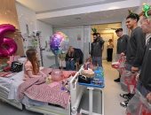 صلاح ولاعبو ليفربول يوزعون الهدايا فى مستشفى للأطفال احتفالاً بالكريسماس.. صور