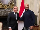 سفير مصر فى باريس يستقبل كرم جابر بطل المصارعة