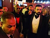 النجم العالمي تيريس جيبسون برفقة محمد كريم في حفل ختام مهرجان الجونة