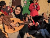  رؤى ترسم البسمة على وجوه أطفال غزة بالعزف على العود.. صور