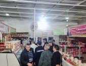 رئيس حى غرب المنصورة يتابع تنفيذ مبادرة تخفيض أسعار السلع الغذائية 