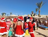 سياح العالم يحتفلون بالكريسماس على شواطئ البحر الأحمر ..صور وفيديو