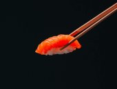 مطعم يابانى يصنع أصغر سوشى حول العالم.. فى حجم حبة أرز