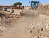 رئاسة مركز الداخلة تنفذ حملات إزالة تعديات على أراضى الدولة بقرية الهنداو