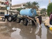 حملات مكثفة لرفع تراكمات مياه الأمطار بشوارع رأس البر.. صور