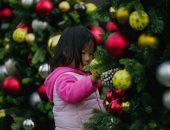 الصين تكتسى بالزينة وهدايا أعياد الميلاد استعدادا للعام الجديد