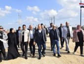 محافظ بورسعيد ورئيس المركزى للتعمير يتفقدان أعمال رفع كفاءة طريق بوسعيد المنزلة