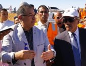 محافظ مطروح يتابع إنهاء أعمال أول قطاع في طريق سيوة الخرساني تمهيدا لافتتاحه