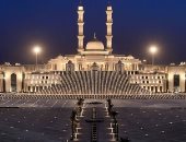 مسجد مصر الكبير تحفة معمارية.. الآيات محفورة على الجدران "فيديو"