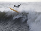 أمواج عنيفة تضرب ساحل جنوب كاليفورنيا وتحذير من فيضانات عارمة