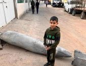أطفال رمز الشجاعة.. طفل فلسطينى يلتقط صورة بجوار صاروخ إسرائيلي 