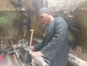 تغلب على شلل الأطفال.. "محمد" يعيد تدوير الأخشاب داخل أقدم ورشة بقنا.. فيديو وصور