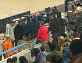 عمرو زهران يؤازر منتخب السلة رغم الإصابة بالصليبى.. صور