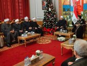 شيخ الأزهر والمفتى يهنئان البابا تواضروس الثانى فى الكاتدرائية 