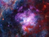 4 تلسكوبات تظهر صورة ملونة مفصلة لمنطقة مزدحمة من الفضاء