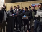 توزيع كعك وبسكويت وحلوى عيد الميلاد أمام كنيسة العذراء مريم بالأقصر.. صور