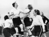 كيف تطورت كرة القدم النسائية من التجميد إلى الاحتراف؟