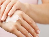 وصفات طبيعية لتقشير اليدين.. للتخلص من خلايا الجلد الميتة وترطيبهما